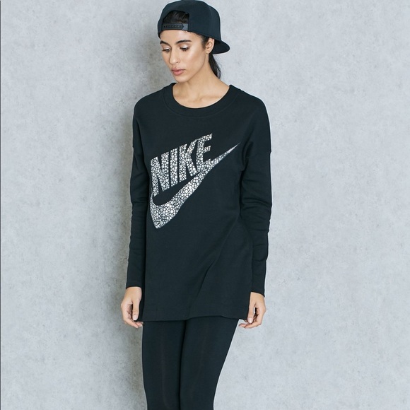 Nike Tops - Nike women’s long sleeve sweatshirt